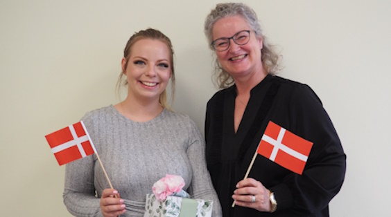 Nina Skov-Lauridsen overrækker gave til Michelle Petersen i anledning af hendes kåring som Velfærdstalent 2024